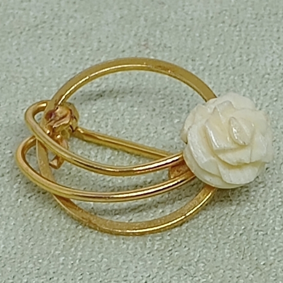 Wells Jewelry - * vintage signed Wells 14K gold filled hand carved flower pin brooch